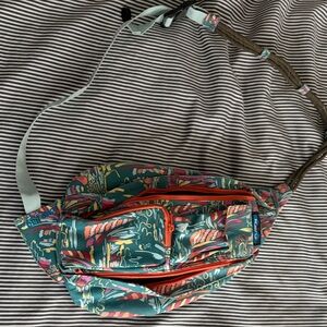 Kavu Teal Floral Crossbody Bag with Orange Zippers